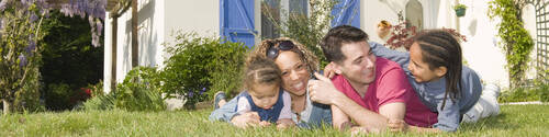 Famille devant la maison